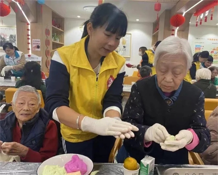 惠州一康养中心工作人员与院内老人开展包汤圆活动。（来源：惠州日报社）